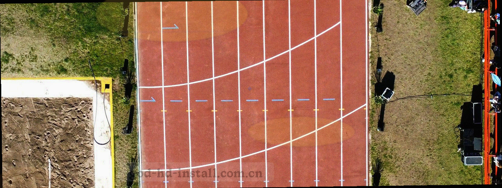 低角度神殿立柱剪影与远处光点的夜间氛围画面
